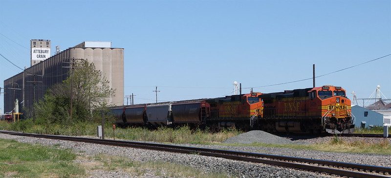 BNSF grain train at Saginaw TX